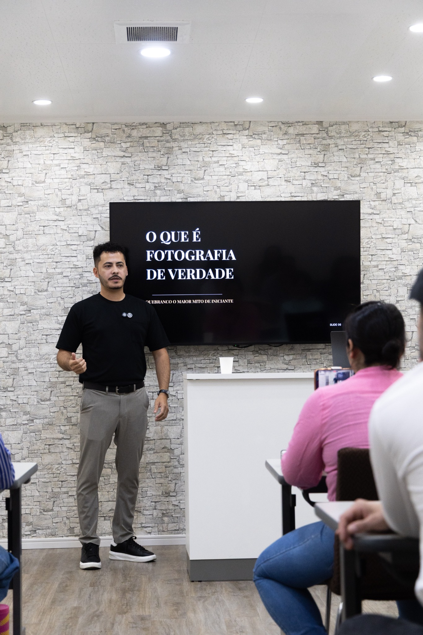 Bruno Chiquesi ensinando fotografia em aula presencial
